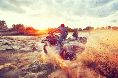 Kum tepeleri içinde Atv sürme Genç kum bir dönüş yapma