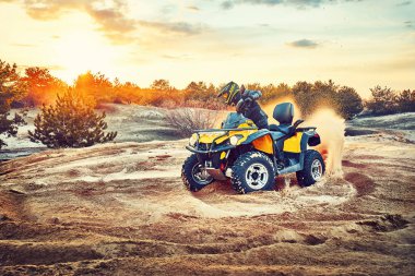 Kum tepeleri içinde Atv sürme Genç kum bir dönüş yapma
