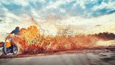 Kum tepeleri içinde Atv sürme Genç kum bir dönüş yapma