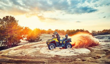 Kum tepeleri içinde Atv sürme Genç kum bir dönüş yapma