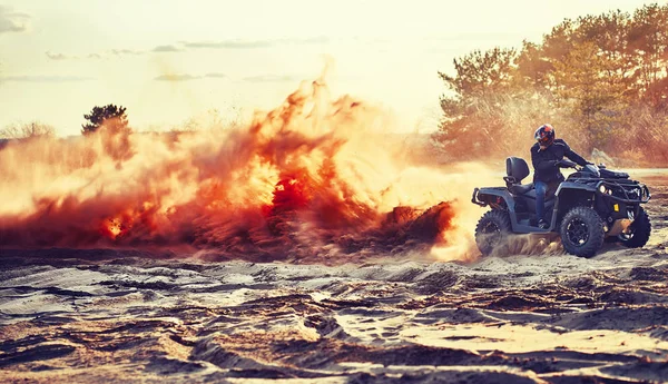 Kum tepeleri içinde Atv sürme Genç kum bir dönüş yapma — Stok fotoğraf