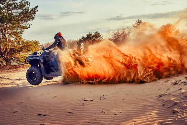 砂丘の中でAtvに乗って砂のターンを作るティーン — ストック写真