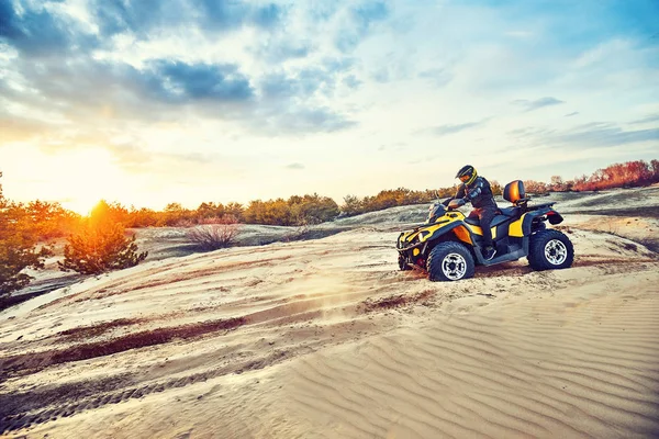 Kum tepeleri içinde Atv sürme Genç kum bir dönüş yapma