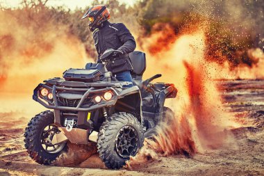 Kum tepeleri içinde Atv sürme Genç kum bir dönüş yapma