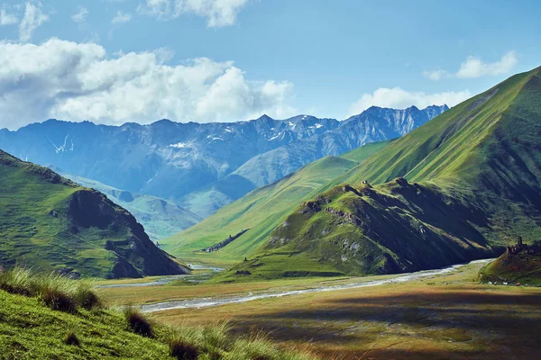 Verbazingwekkend berglandschap, wildlife reizen, naar de bergen — Stockfoto