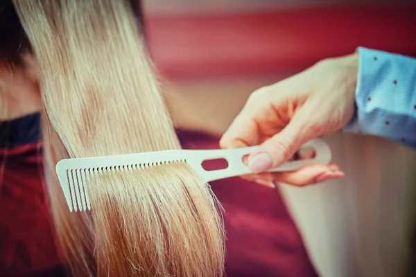 Midsection de cabeleireiro masculino secando o cabelo do cliente adolescente em — Fotografia de Stock