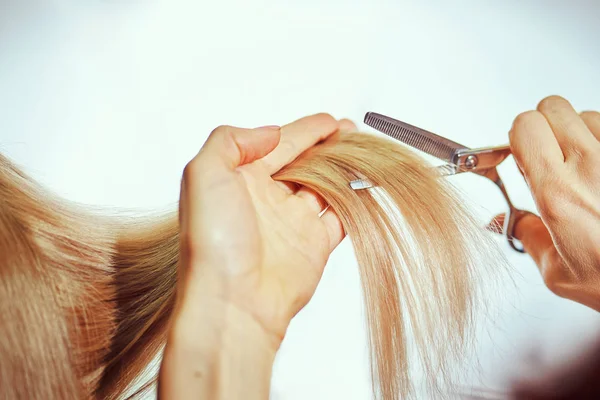 Peluquería está cortando pelo largo en peluquería — Foto de Stock