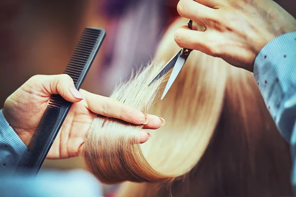 Friseur schneidet im Friseursalon lange Haare — Stockfoto
