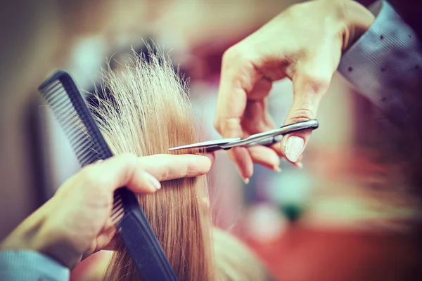 Peluquería está cortando pelo largo en peluquería — Foto de Stock