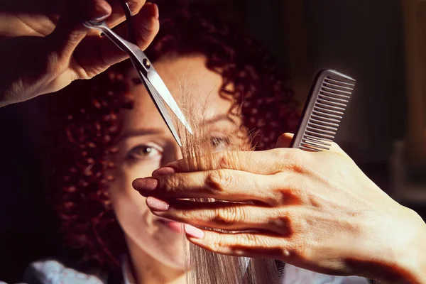 Kapsalon knipt lang haar in kapsalon — Stockfoto