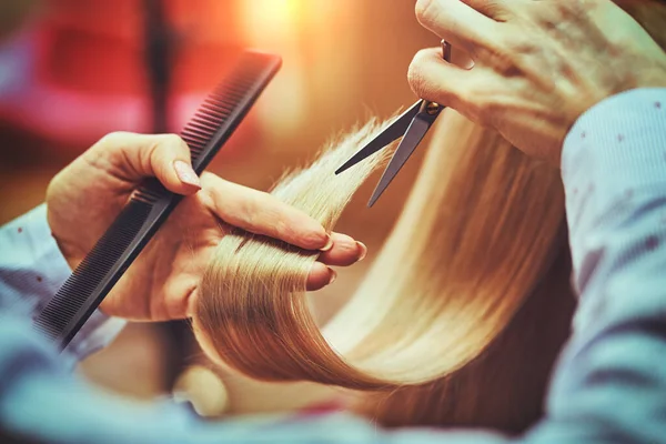 Bijgesneden Afbeelding Van Kapper Trimmen Uiteinden Van Blonde Haren — Stockfoto