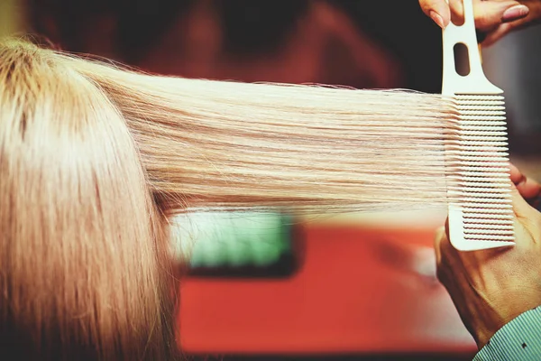 Saçlarını Boyadıktan Kuaförde Röfle Yaptıktan Sonra Güzel Bir Kadın Saçı — Stok fotoğraf