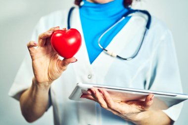 Hastanede tablet bilgisayar kullanan kadın doktor.