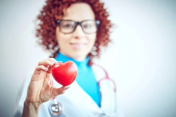 Koncepcja Opieki Zdrowotnej Lekarz Sercem Rękach Szpitalu — Zdjęcie stockowe