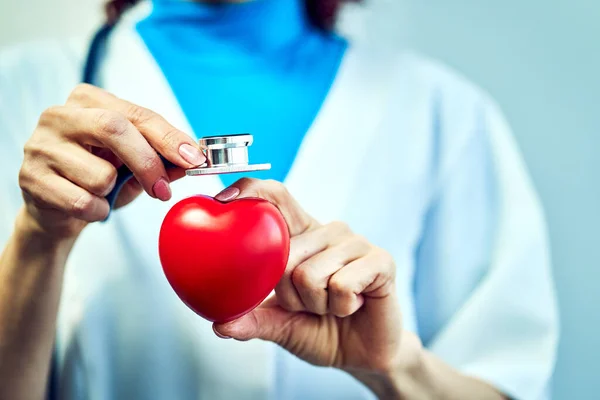 Koncepcja Opieki Zdrowotnej Lekarz Sercem Rękach Szpitalu — Zdjęcie stockowe