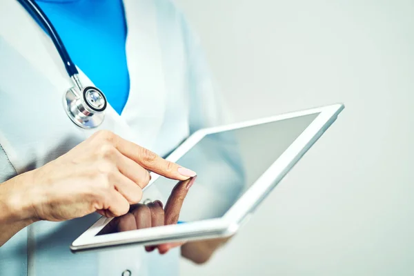 Woman Doctor Using Tablet Computer Hospital — Stock Photo, Image