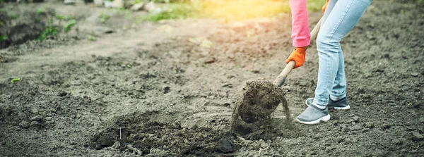 Kız Arka Bahçede Kürekle Toprağı Kazıyor — Stok fotoğraf