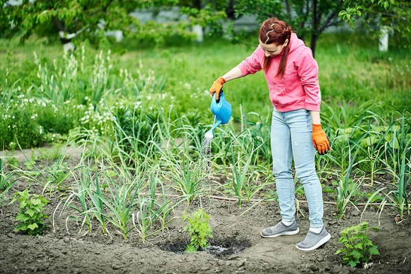 Vrouw Die Een Bloembed Water Geeft Uit Een Gieter Tuin — Stockfoto