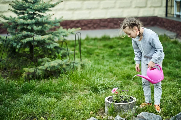 Barn Flicka Vattning Blommor Trädgården Från Burk — Stockfoto