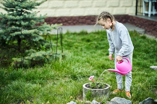 Barn Flicka Vattning Blommor Trädgården Från Burk — Stockfoto