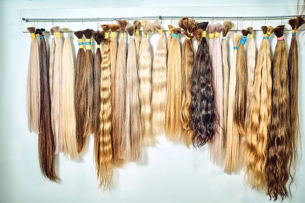 Equipamento Extensão Cabelo Cabelo Natural Amostras Cabelo Cores Diferentes — Fotografia de Stock