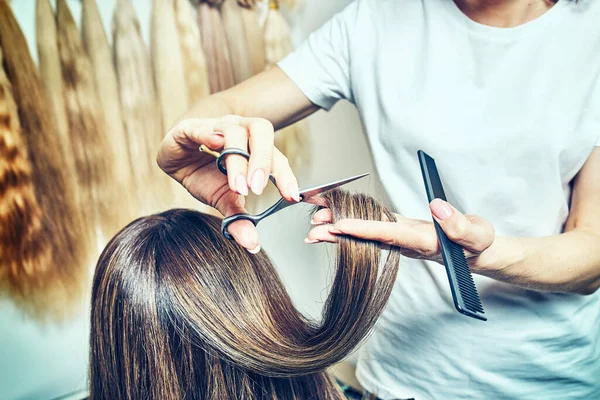 Imagem Cortada Cabeleireiro Aparar Extremidades Cabelo Loiro — Fotografia de Stock