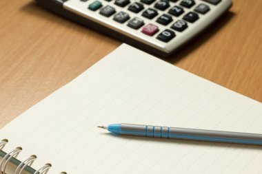 Kalem kitap ile hesap makinesi arka plan üzerine yerleştirilen