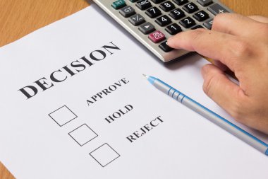 İş adam basın hesap makinesi deicison Onayla için için basılı tutun