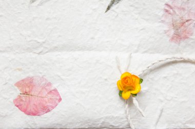 Beyaz dut kağıdı pembe petal arka plan doku ve oran ile