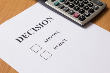 Karar kağıt (onaylama, reddetme) hesap makinesi ile