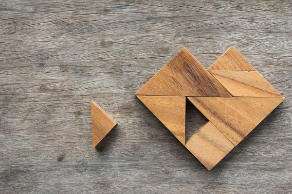 Tangram puzzle čekání pro splnění do tvaru srdce na dřevěný stůl — Stock fotografie