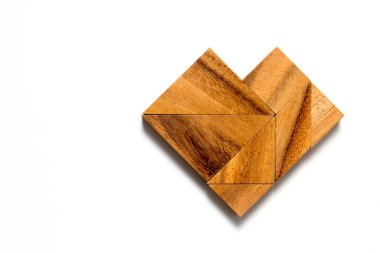 Beyaz arka plan üzerinde kalp şeklinde bulmaca Çince tangram 