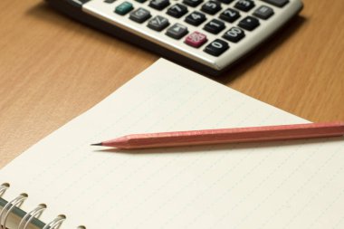 Kalem kitap ile hesap makinesi arka plan üzerine yerleştirilen