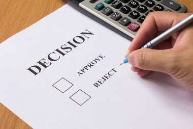 İş adamı beklemek için deicison için Onayla veya Reddet