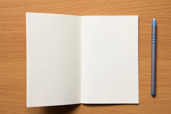 Cuaderno abierto con bolígrafo — Foto de Stock