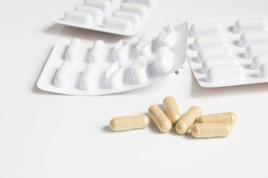 Kahverengi kapsül blister beyaz arka plan üzerinde ile