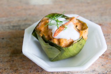 Köpük tabak arka plan üzerinde muz yaprak deniz ürünleri köri buğulama