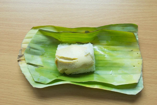 伝統的なもち米とバナナ葉れたらにタイのカスタード — ストック写真