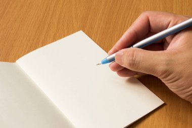 Boş not defteri arka plan iş adam tutun kalemi için açıldı