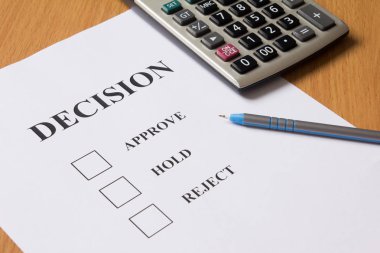 Karar kağıt (onaylama, tutun, reddetmek) kalem ile hesap makinesi
