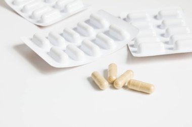 Kahverengi kapsül blister beyaz arka plan üzerinde ile