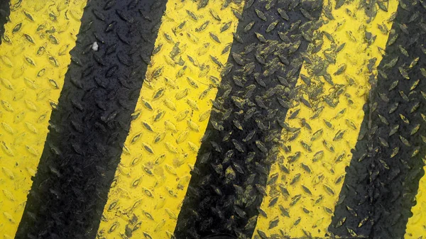 Tinta de linha preta e amarela sobre fundo de metal antiderrapante — Fotografia de Stock