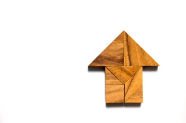 Beyaz arka plan üzerinde ev şeklinde bulmaca Çince tangram 