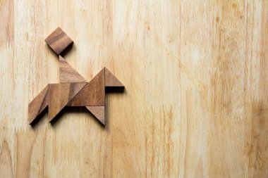 Ahşap tangram Man at şekli, başlangıç kadar bulmaca veya kavramı keşfetmek