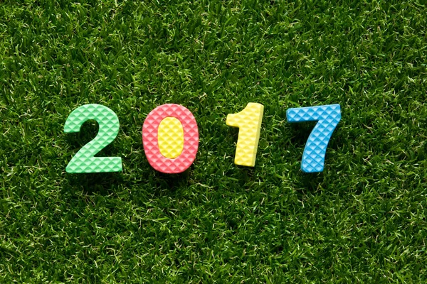 Libellé 2017 de jouet alphabet sur gazon vert artificiel backgrondd — Photo