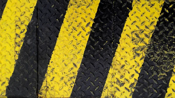 Pintura de línea negra y amarilla sobre fondo metálico antideslizante — Foto de Stock