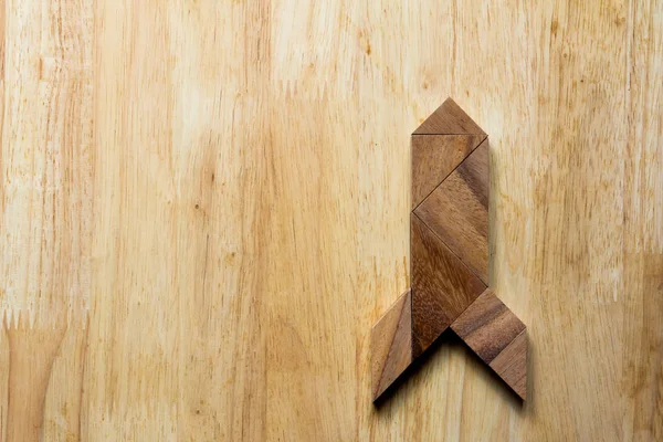 Dřevěný tangram puzzle ve tvaru rakety, start nahoru nebo objev con — Stock fotografie