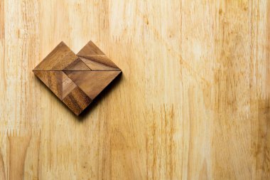 Kalp şeklinde ahşap tangram bulmacanın