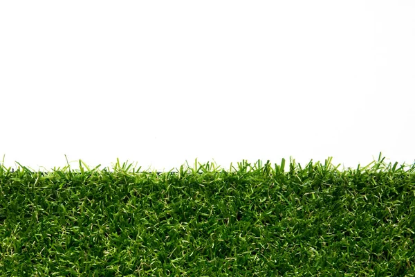 Grama verde artificial em fundo branco — Fotografia de Stock