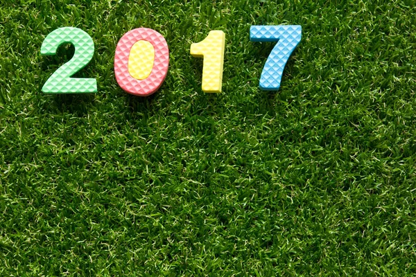 Texto 2017 do alfabeto de brinquedo no fundo de grama verde artificial (Conceito de Feliz Ano Novo ) — Fotografia de Stock